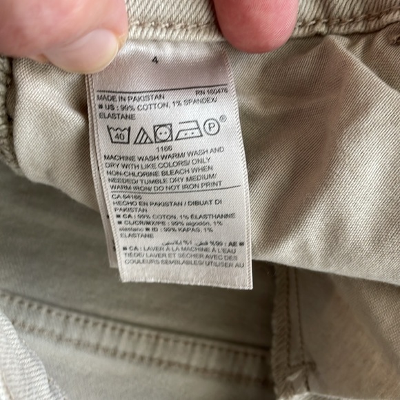 OLD NAVY - NWOT - Women’s Mid Rise Boyfriend Short, Khaki, Size 4 - Picture 4 of 9